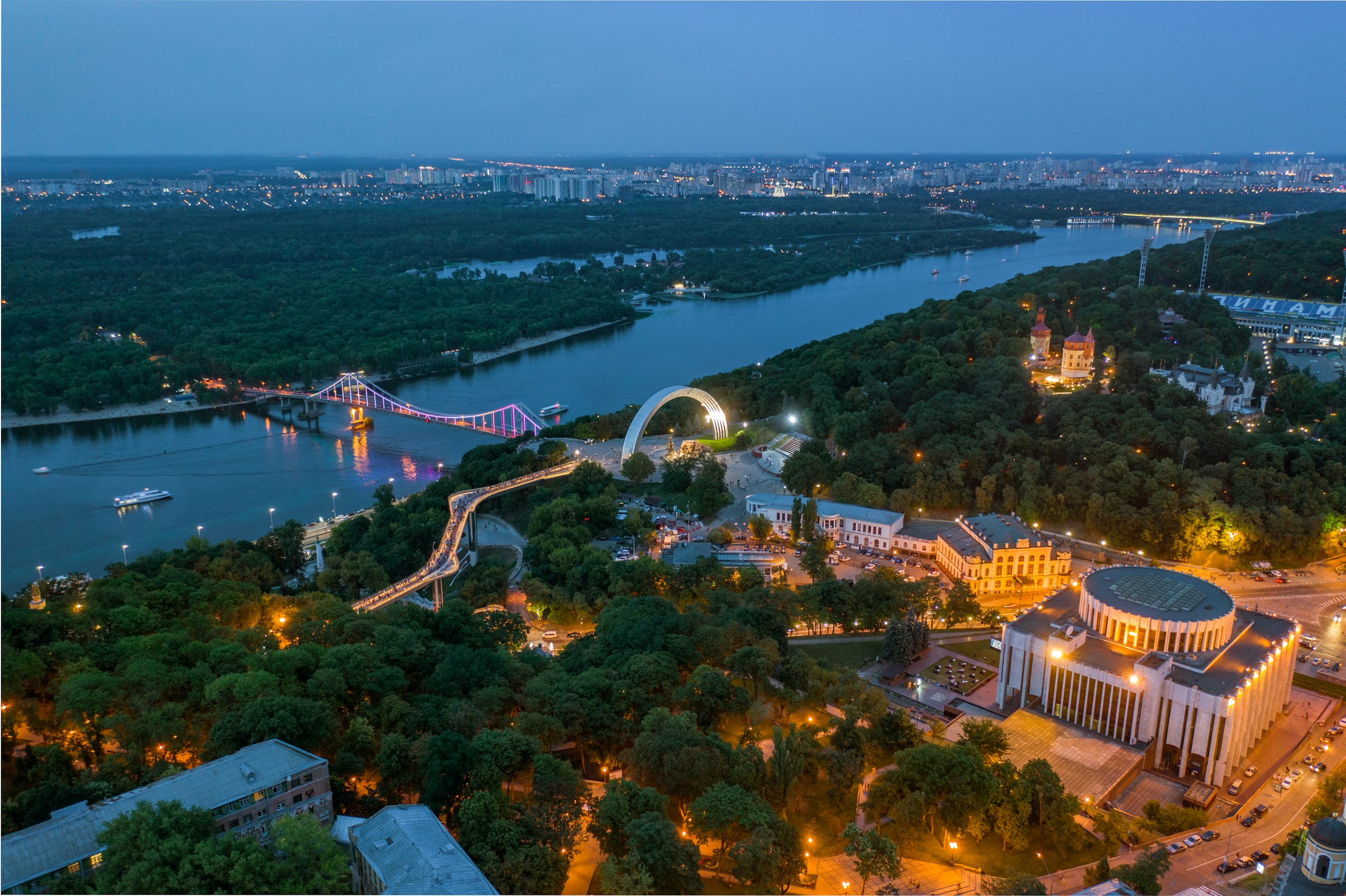Вечірня панорама Києва та річки Дніпро